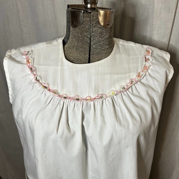 Vintage 1960s Women's White Bib Neck Sleeveless Blouse Size Large - Picture 6 of 13